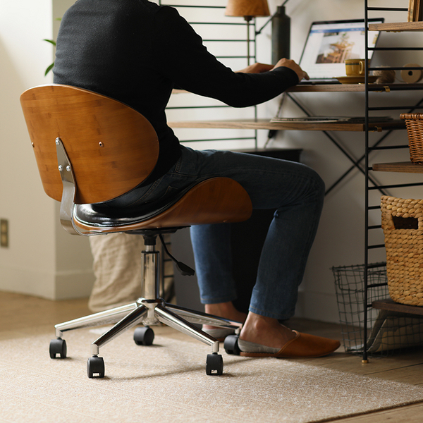 リモートワークを快適に！デスクチェアを選ぶ、3つのポイントをご紹介します。