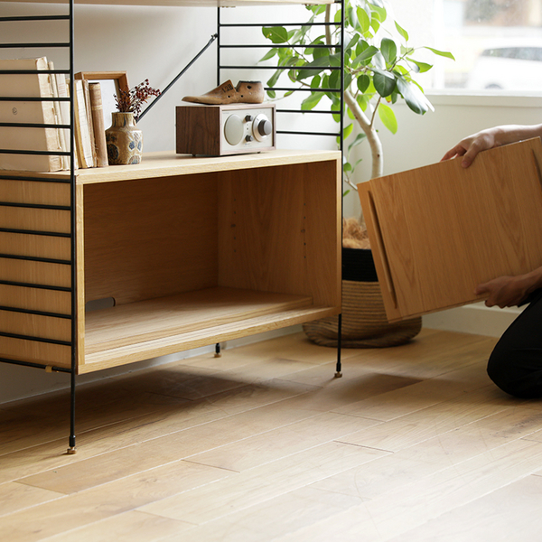 ユニットシェルフ「R.U.S」の扉の外し方をご紹介します。