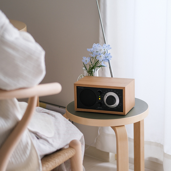 木製家具のようなオーディオ。「Tivoli Audio Model One BT」にシックな新色追加です。