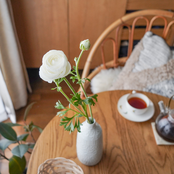 【今週のお花レター】春にふんわりと花開く、白色の「ラナンキュラス」