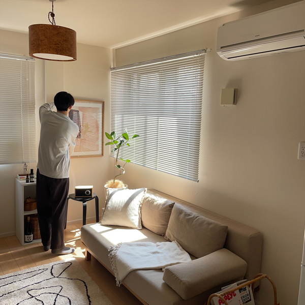 圧迫感を抑えた1LDK暮らし。簡単に「余白」を彩る3つのアイテムをご紹介します。