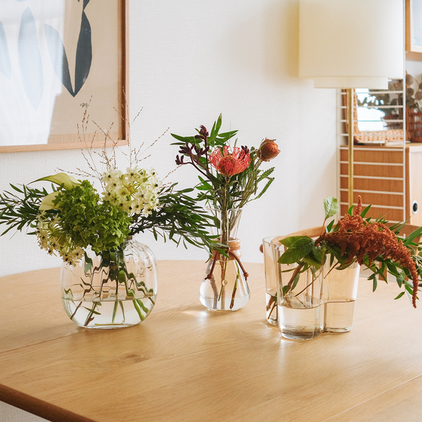 【わたしの愛用品】 フラワーベース3つを比較。形別に「お花の生け方」と「飾る場所」を、ご紹介します。