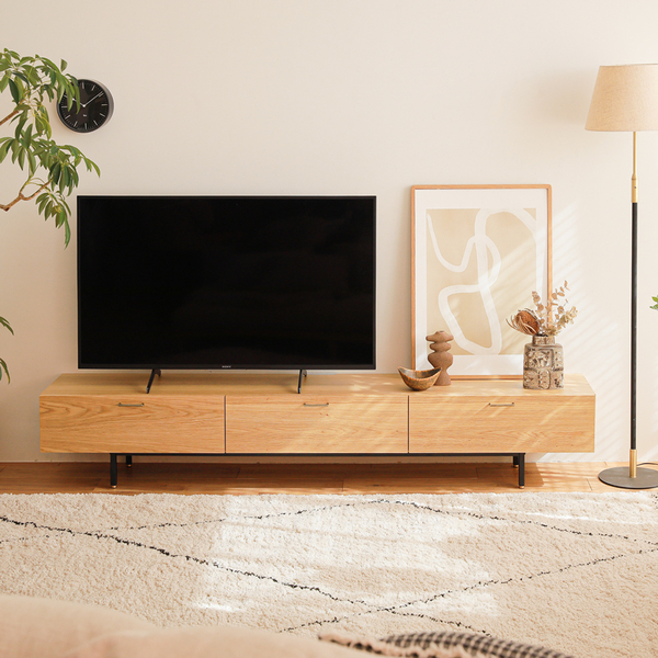 テレビボード周りのインテリアをおしゃれに！ 飾り方のコツと実例を紹介