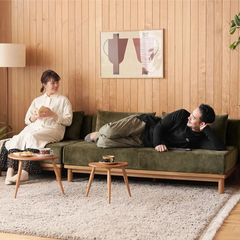 背の低いソファーでくつろぐ男性と女性.jpg