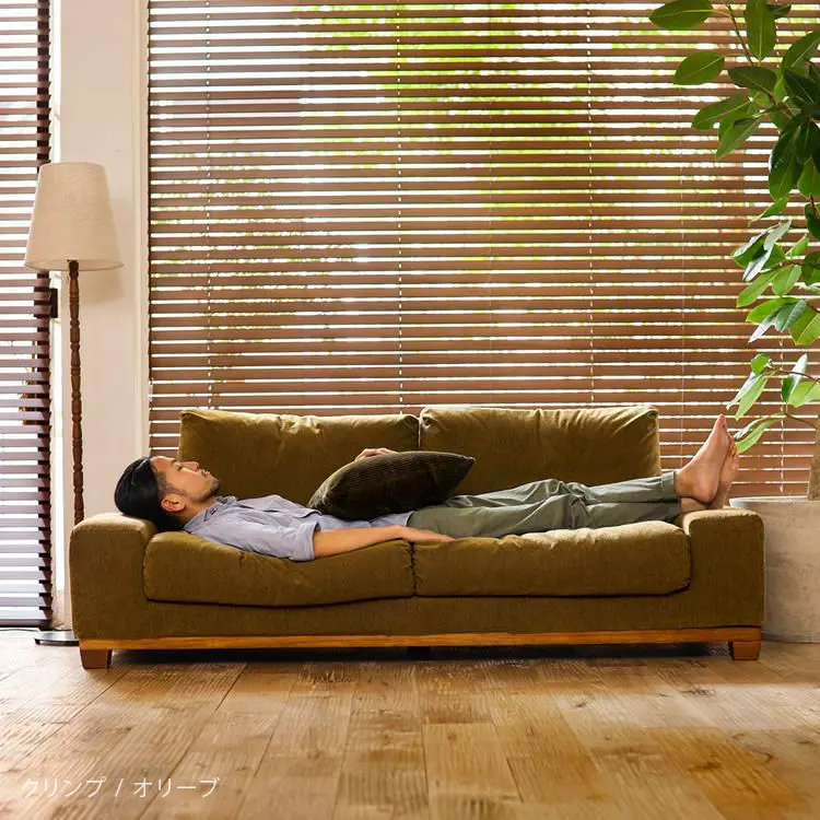 ソファーに寝転ぶ男性.jpg