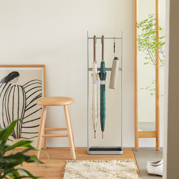 狭い玄関にも使いやすい。コンパクトで機能的な傘立て3選