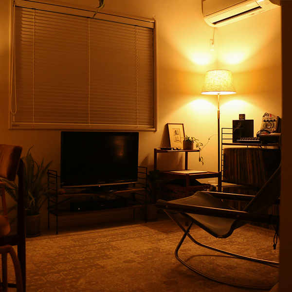 【わたしの愛用品】シャープでクラシカルな佇まいのフロアライト 「Delicia」を使い、心地よい夜時間に。