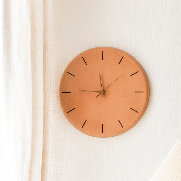 【わたしの愛用品】小さなボディーに、多くのこだわりが詰まったレザーの時計