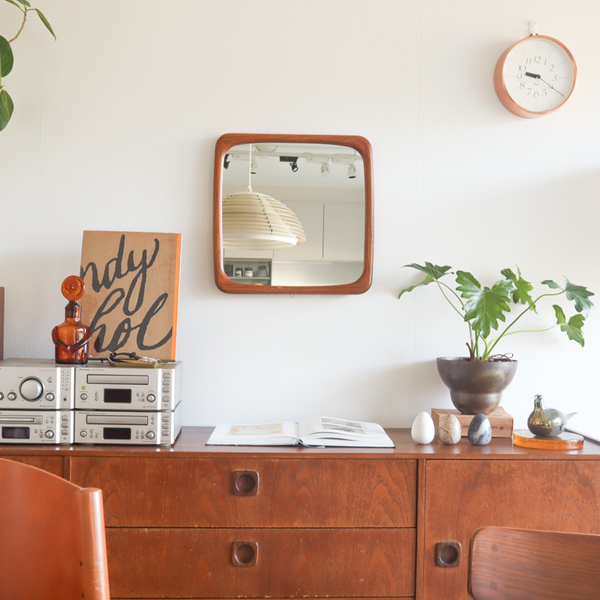 【わたしの愛用品】北欧ヴィンテージな空間に、美しい見心地のミラーをお出迎えしました。