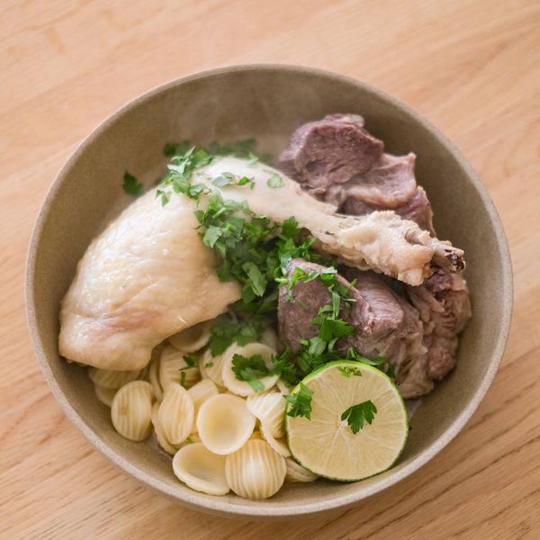 【シンプルを極めるレシピ】骨付き鶏もも肉のボリートミスト
