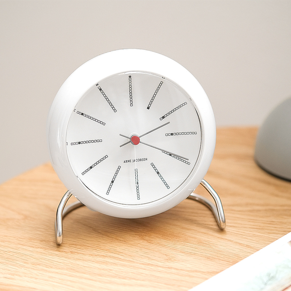 【わたしの愛用品】時代を超えて愛される、北欧の名作置き時計「アルネ・ヤコブセン」