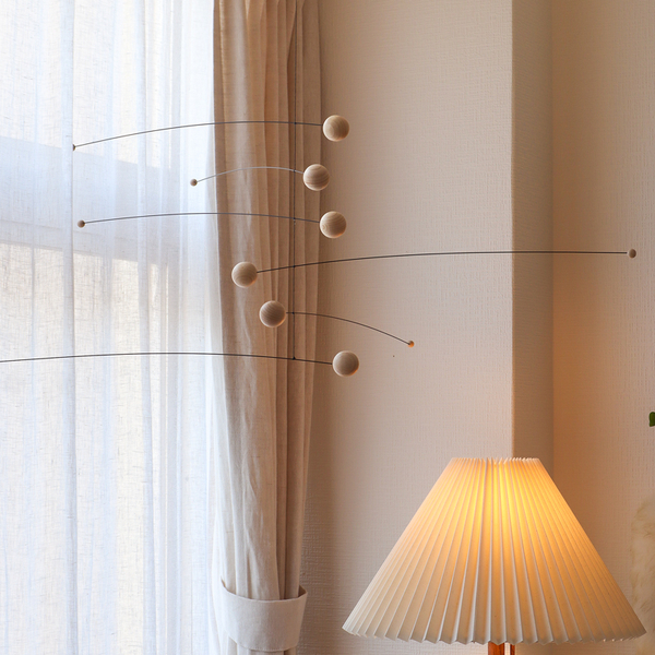 【わたしの愛用品】お部屋の上空間を彩るアート性たっぷりの「モビール」