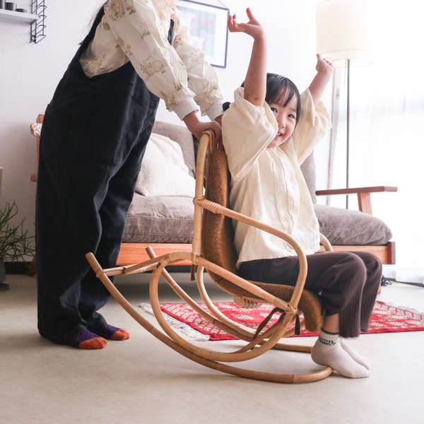 【わたしの愛用品】座ればすぐにご機嫌に。娘たちの愛用チェアをご紹介します。