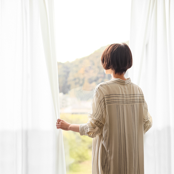 室内での日焼け対策に！　UVカットレースカーテンがおすすめな理由