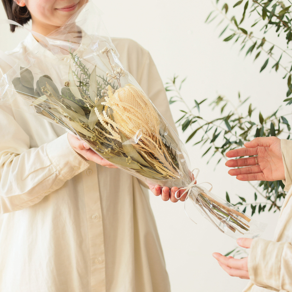 ドライフラワーは贈り物にもおすすめ！　インテリアのプロが選ぶ商品3選