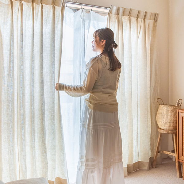 【わたしの愛用品】一人暮らしの小さなお部屋だからこそ選びたい。リネンカーテンで整える窓まわり