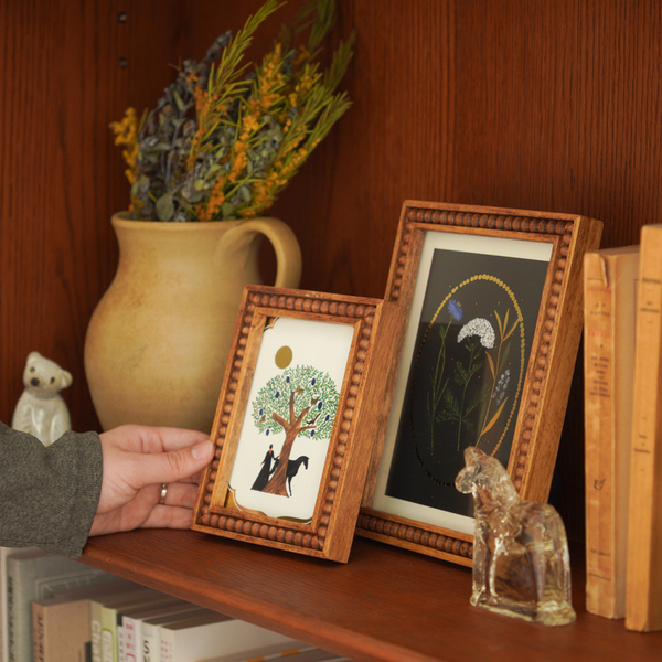 【わたしの愛用品】4.5畳の小さな書斎。本棚や壁にフォトフレームを飾ってみたら。