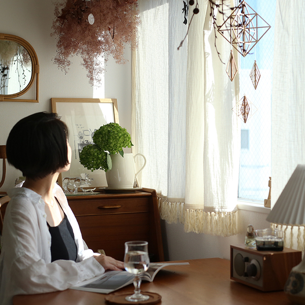 【わたしの愛用品】お気に入りの窓辺がさらに彩り豊かに。フリンジ付きカーテンで模様替え