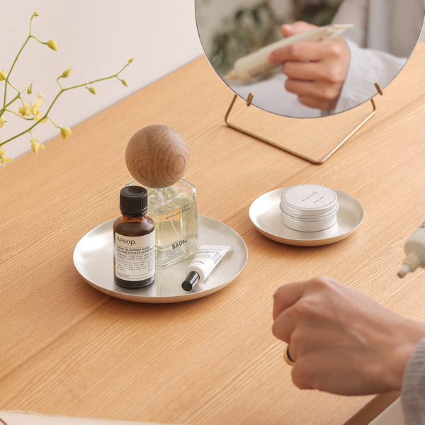 雑貨が映えるトレーの活用術。美しい「見せる収納」の作り方とは。