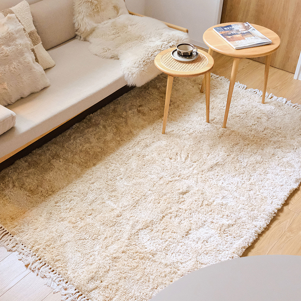 【わたしの愛用品】冬支度は足元から。ふかふかのラグマット「LUCE Natural」で、リビングに温もりを。