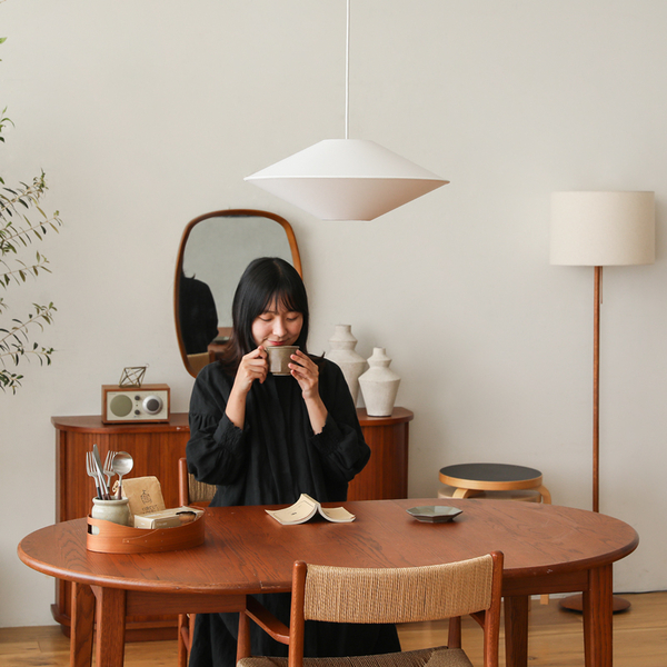 ヴィンテージレッドカラーの家具の魅力やスタイリングのコツを解説します。