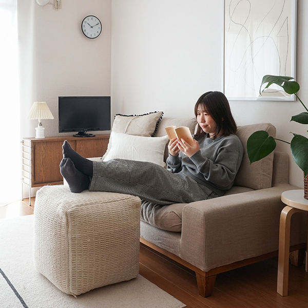 【わたしの愛用品】ソファーで過ごす時間がより快適に。1K8畳の自宅にプフを取り入れた理由