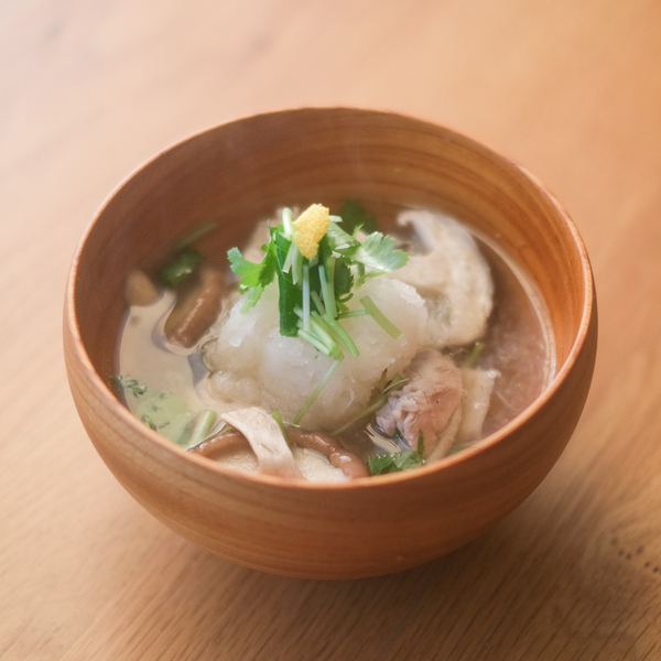 【シンプルを極めるレシピ】大根のしぼり汁でつくる「鶏と椎茸のおすまし」
