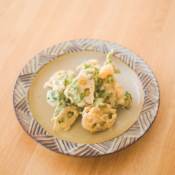 【シンプルを極めるレシピ】冬野菜のおいしい食べ方。蓮根とエビと春菊のかき揚げ