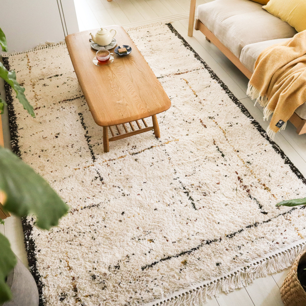 【わたしの愛用品】もう床の硬さに悩まない。「BIANCA LINE-DOT」ラグで床生活が快適に。