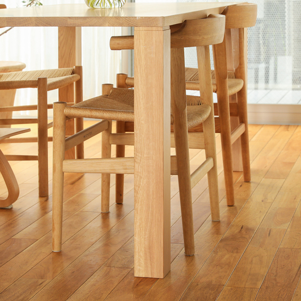 「床につく傷」が心配な方へ。簡単にできる防止策や修復方法を解説します。