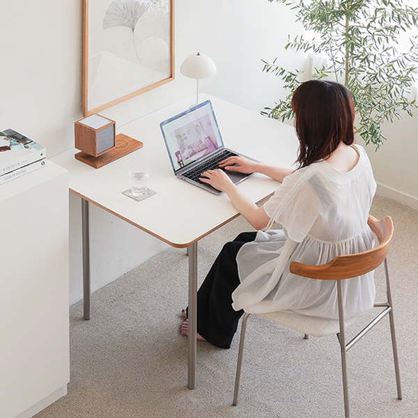 狭いお部屋でもダイニングテーブルは置ける？圧迫感を減らすコツやレイアウト実例をご紹介