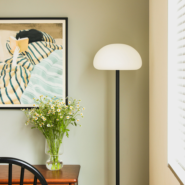 【わたしの愛用品】リビングに、視線の居場所を。 子育て世帯におすすめ コードレスフロアライト「ARC」のある暮らし