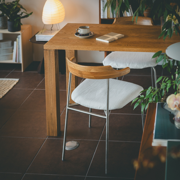 【わたしの愛用品】4畳のダイニングでも圧迫感なし。ステンレス脚チェア「Pair」を迎えた理由