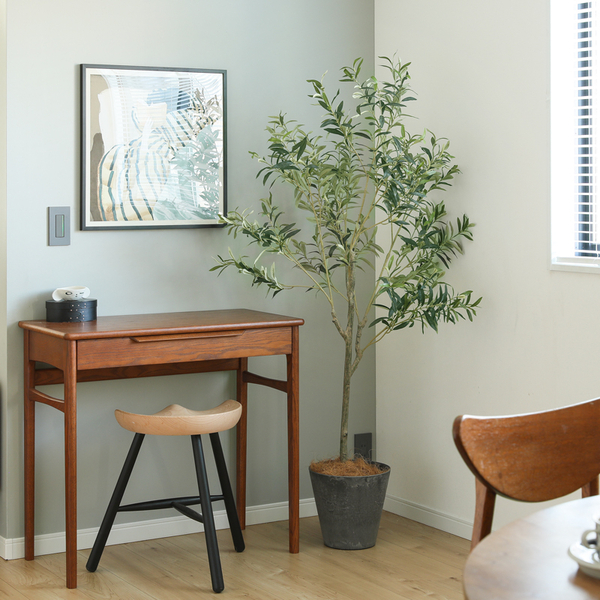 【わたしの愛用品】 生花のある日も、ない日も。 暮らしを整えるフェイクグリーンという選択