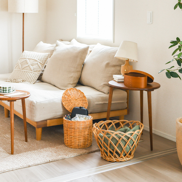 ソファー周りの収納は「手が届く距離」で整う。座ったまま片付くアイデア集