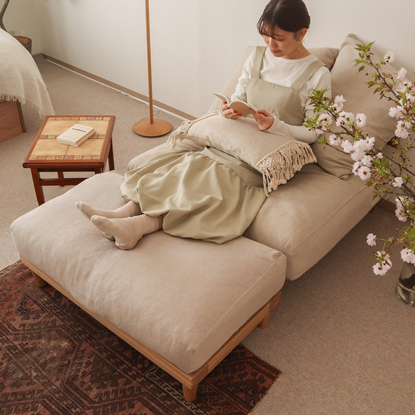 【わたしの愛用品】1.5人掛けソファーの「あと少し」を満たす。1K8畳にオットマンを迎えました。