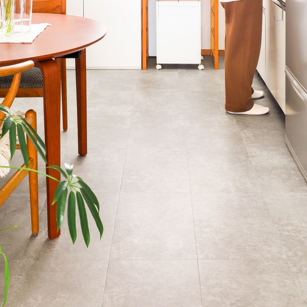 【わたしの愛用品】フロアタイル PITAFIで、築古2DKのお部屋が簡単に垢抜け！ 5カ月の使用感をレビューします。