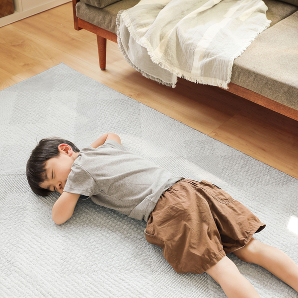 【わたしの愛用品】 夏の気になるニオイ対策に。子育て中の我が家が夏に選んだ「洗える消臭ラグマット Bright」