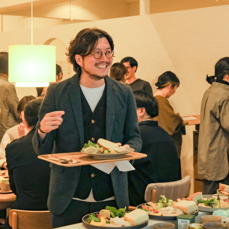 社食堂受け取り山本さん.jpg