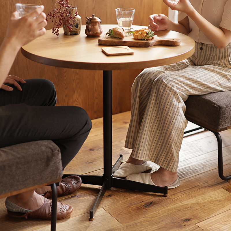 2019_08_07_6587WIRYカフェテーブル円形（ブラウン）_ブログ_1本脚.jpg