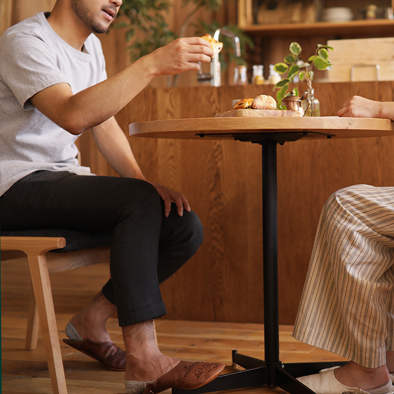 2019_08_07_6652WIRYカフェテーブル円形（ナチュラル）_ブログ_少しの低さがリラックス感.jpg