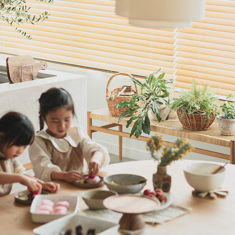 小さな子供と観葉植物.jpg