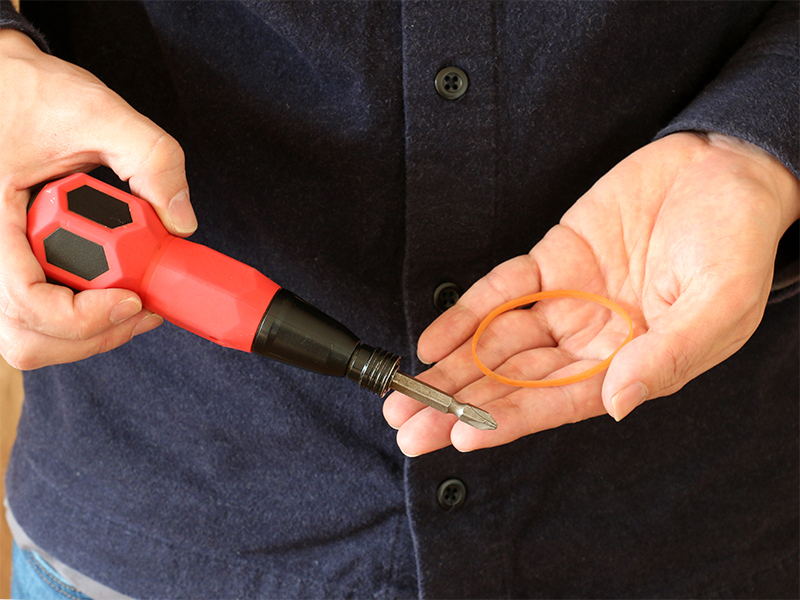 ネジの溝がつぶれて回せないときは 輪ゴムを使った外し方をご紹介します 家具 インテリア Re Ceno リセノ