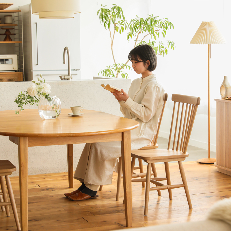 ★5-3人あり_folkテーブルとの相性（NA）_ウィンザーチェアAnne_1U7A4689-(receno@gmail.com).jpg