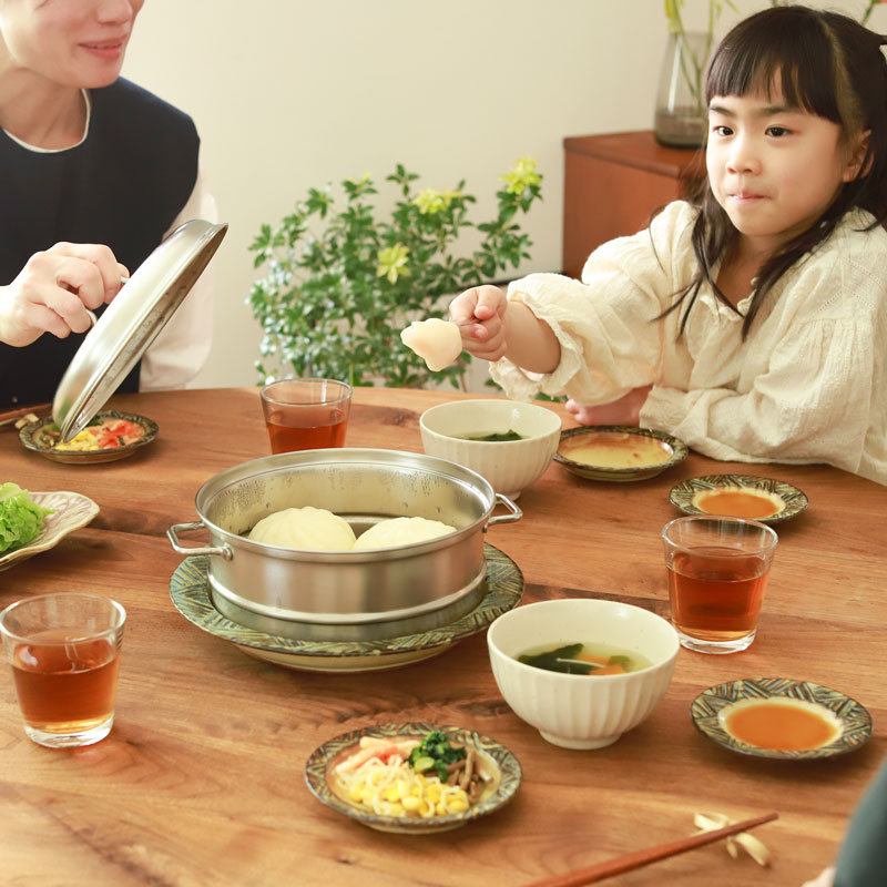★愛用品_15（引き　テーブルに餃子・肉まんをスチーマーに　わかめスープ　ご飯　たれ　お箸）IMG_0735.jpg