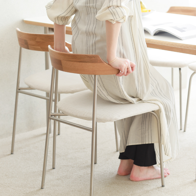 ★4-3_Pairチェア_立ち上がる動作をサポート_2025_05_15_6344 (2).jpg