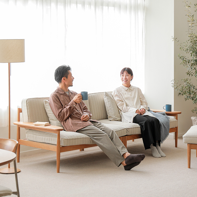 ★4-4※イケ共通_240cmのワイドなソファーに（ストライプ）_SPA-along-sofa_1.5人掛け_247A8375.jpg