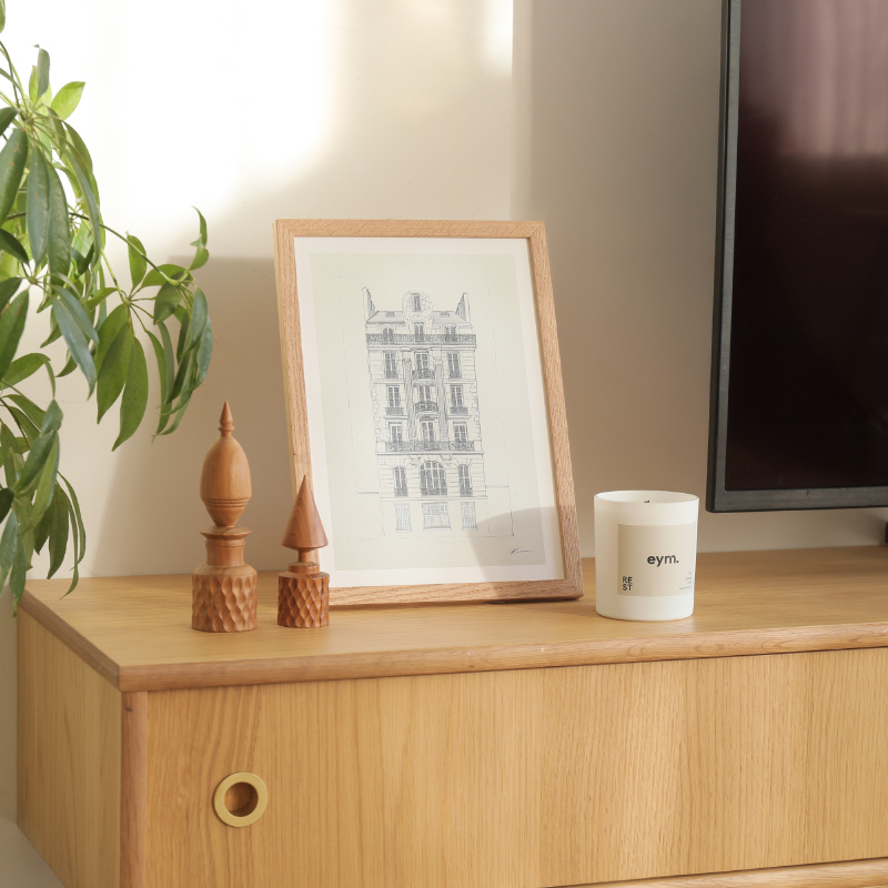 ★10-2_テレビボード上にA4サイズ（Mono Stone）_アートポスター Color Collection_IMG_15848.jpg