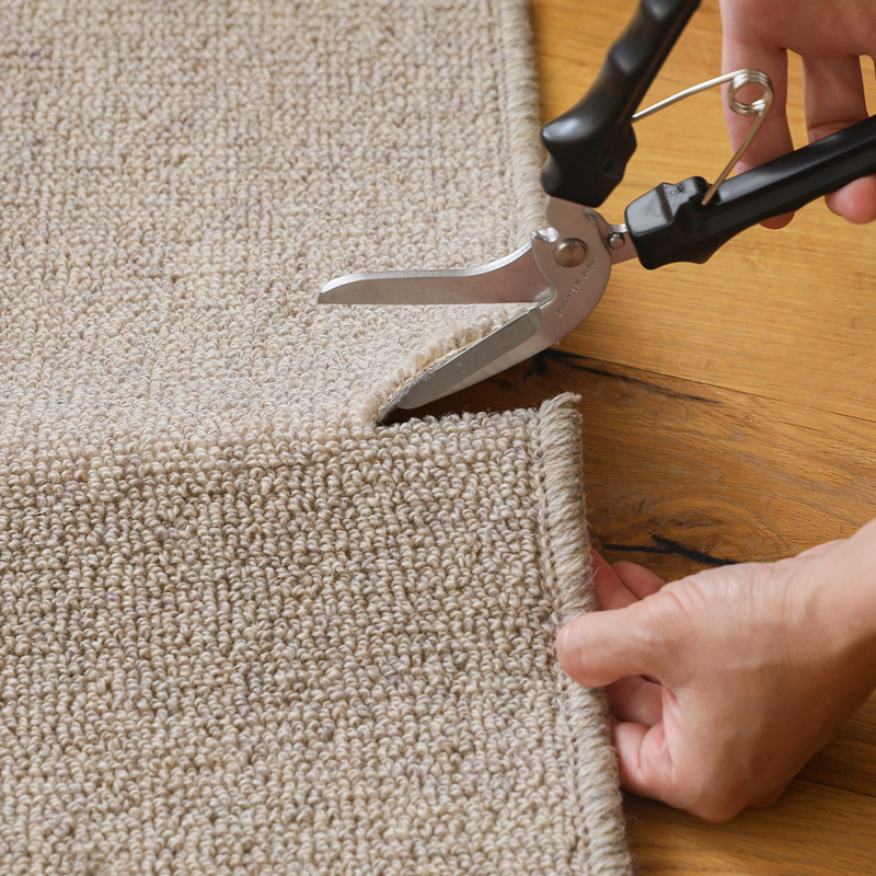 ★2-2(詳細、info共通)_ハサミでカット(カーペット専用ハサミ)_ウールカーペット-オペラ_1U7A6555.jpg
