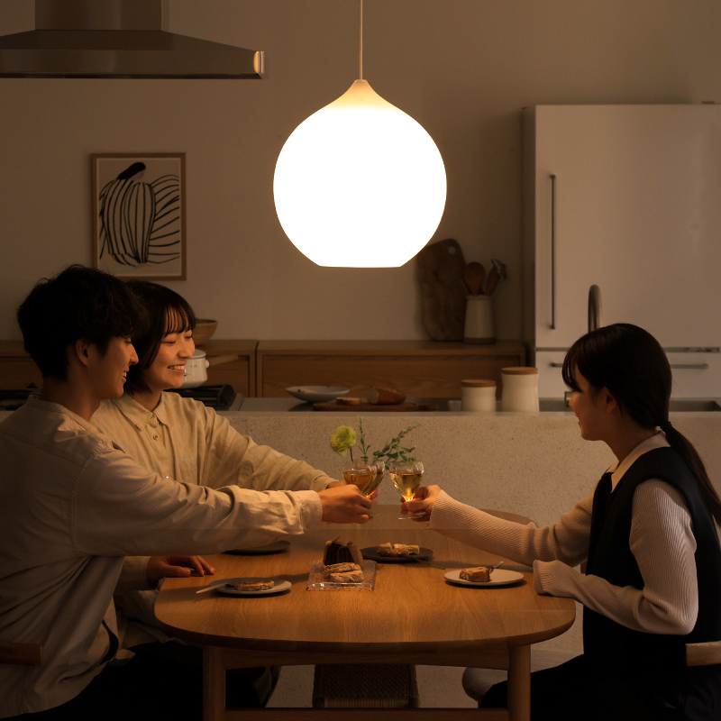 ★マガジン_人の感情に寄り添う照明（Mサイズ）_ペンダントライト futo_1T9A8960.jpg